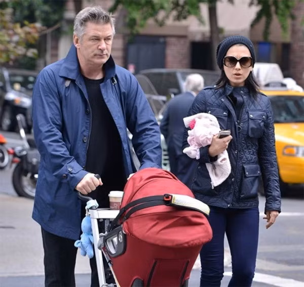 Mùa hè năm ngoái, khi đã ở tuổi 55 Alec Baldwin làm cha lần thứ hai khi bé gái Carmen với người vợ trẻ Hilaria Thomas chào đời. Nam diễn viên "30 Rock" nói, ông đã không có nhiều thời gian chăm sóc cho con gái Ireland, với người vợ đầu, nữ diễn viên Kim Basinger, nên ông muốn lần này sẽ là một người cha tốt hơn.