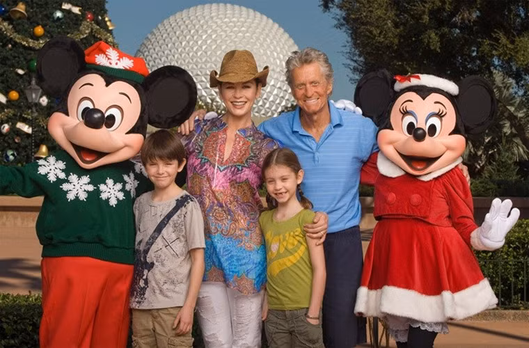 Michael Douglas có một con trai, nay đã 35 tuổi, với người vợ đầu. Sau khi ly hôn, ông lấy nữ diễn viên Catherine Zeta-Jones và sinh hai đứa con, một trai, một gái. Bé út chào đời năm Michael 58 tuổi.