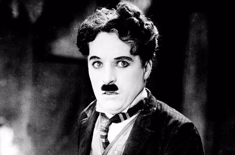 Vua hề Charlie Chaplin kết hôn 4 lần và có 11 người con. Người vợ thứ tư kém ông 35 tuổi, bà Oona O’Neill, đã sinh cho ông 8 đứa con và đứa con út chào đời năm Chaplin đã 73 tuổi.