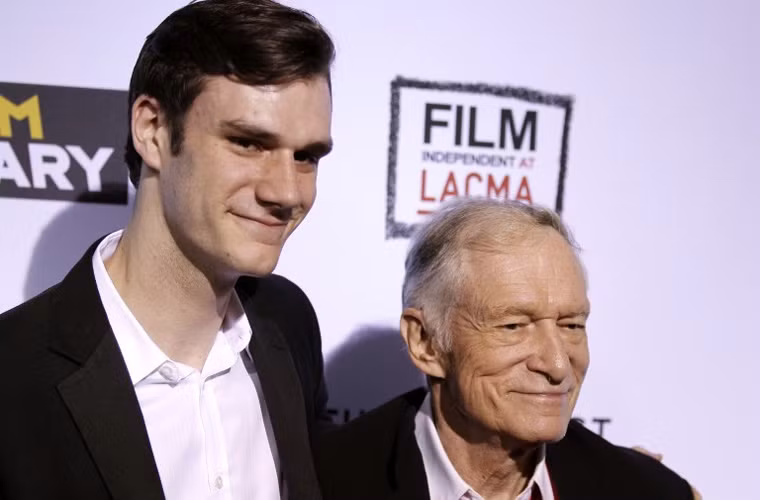 Ông chủ Playboy Hugh Hefner có hai con với người vợ đầu và 35 năm sau, ông mới lại sinh thêm hai con trai với người mẫu Playboy Kimberly Conrad lúc đã 66 xuân xanh.