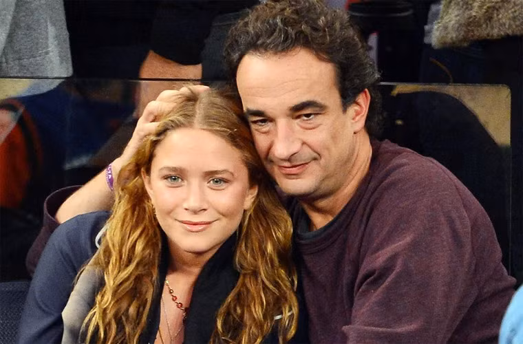 Khoảng cách tuổi tác 17 năm của nữ diễn viên kiêm nhà thiết kế thời trang Mary Kate Olsen 28 tuổi và chồng, một nhân viên ngân hàng 45 tuổi, em trai cùng cha khác mẹ với cựu tổng thống Pháp Nicolas Sarkozy, khiến nhiều người thắc mắc và tò mò, nhưng đến nay sau hai năm bên nhau và vừa mới đính hôn họ vẫn rất mặn nồng và khiến nhiều người phải ghen tị.