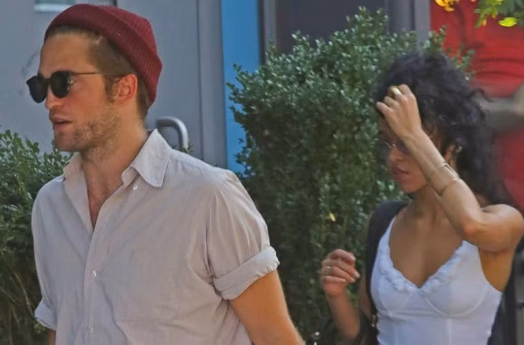 Cách đây vài tuần, khi báo chí rầm rộ đưa tin việc Robert Pattinson có bạn gái mới, FKA Twigs, lập tức nữ ca sĩ bị lọt vào tầm ngắm và bị so sánh với tình cũ của ngôi sao "Chạng vạng", Kristen Stewart. Thậm chí cô còn bị cư dân mạng ném đá ví nhan sắc như khỉ.