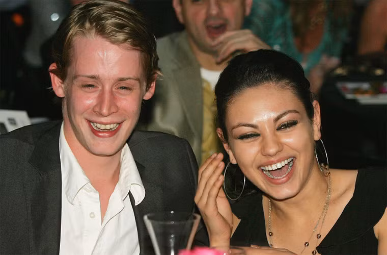 Mối tình gần 10 năm của Mila Kunis và Macaulay Culkin kết thúc năm 2011 và lý do được cho là sự xuống dốc không phanh của ngôi sao nhí đình đám một thời khi anh dấn thân vào ma túy. Hiện Mila đang sống hạnh phúc với nam diễn viên Aston Kutcher, chồng cũ Demi Moore và vừa hạ sinh cho anh một cô công chúa.