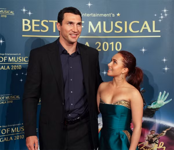 Nhìn nữ diễn viên Hayden Panettiere và người tình, vô địch đấm bốc Wladimir Klitschko mỗi khi xuất hiện, ai cũng phải tò mò bởi sự khác biệt hẳn về cân nặng, chiều cao và vóc dáng. Nhưng mặc cho những khác biệt ngoại hình đó, hai người vẫn sống với nhau hạnh phúc từ năm 2009 đến nay và mới đính hôn và đang chờ đón đứa con đầu lòng.