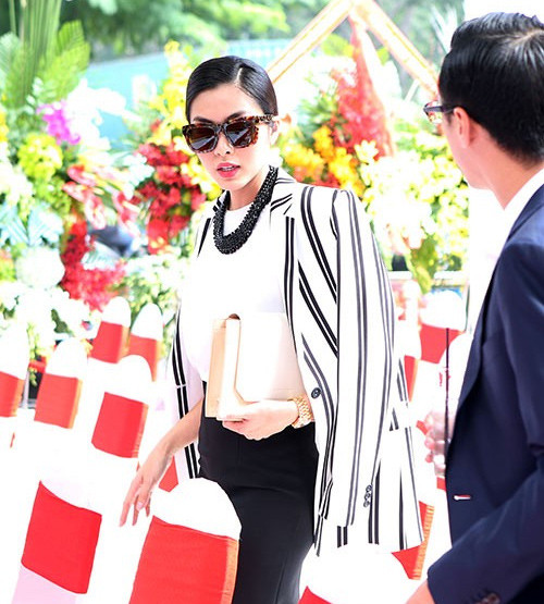 Diện trang phục hàng hiệu thanh lịch, Tăng Thanh Hà đang hướng tới xây dựng hình ảnh nữ doanh nhân thành đạt. Vì muốn tập trung cho công việc kinh doanh, ngọc nữ của làng điện ảnh đã rút khỏi showbiz Việt hơn 2 năm qua.