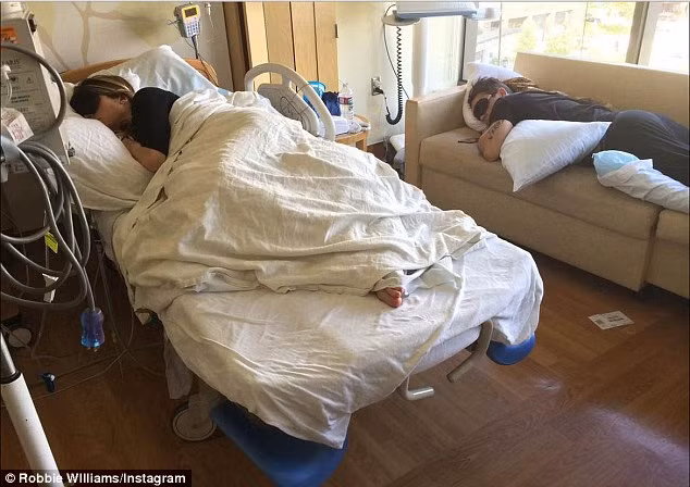 Hai vợ chồng nằm ngủ trong bệnh viện chờ đến lúc Ayda lâm bồn.