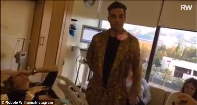 Robbie chọc cười khán giả với nhiều video trong đó có cảnh anh hát bài "Let It Go" trong bộ phim "Frozen" trong khi vợ đang rặn đẻ. Robbie cố làm vợ quên đi những cơn đau đẻ bằng những màn hát múa rất sôi động.