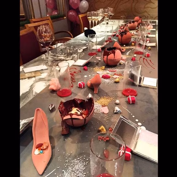 12 khách mời tới dự tiệc được thưởng thức những món ăn tuyệt hảo do nhà hàng Pháp thực hiện theo menu riêng mà nam diễn viên Hong Kong yêu cầu. Được biết, giá dịch vụ ở đây rất đắt, tối thiểu là 120.000 HKD (hơn 300 triệu đồng).