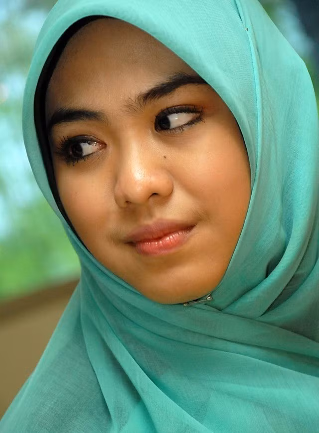 Oki Setiana Dewi (Indonesia): Oki Setiana Dewi được coi là một trong những cô gái đa tài nhất đất nước Indonesia. Cô là tấm gương sáng cho giới trẻ nước này noi theo. Dù mới chỉ bước qua ngưỡng tuổi 24 nhưng cô đã là một diễn viên, ca sĩ, nhà văn, diễn giả xuất sắc. Sinh năm 1990, Oki được ca ngợi như nữ thần trong giới trẻ nước này không chỉ bởi tài năng mà sở hữu vẻ đẹp hoàn hảo.