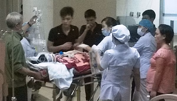 Chị Ngà đang được người nhà và y bác sĩ túc trực cứu chữa