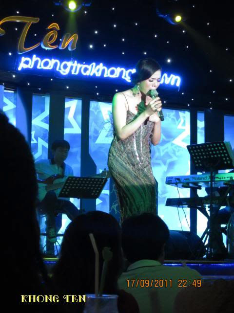 Đặc biệt, từ khi lấy chồng, Lệ Quyên có một gian riêng để say sưa ca hát, đó là phòng trà Không Tên nằm ngay trung tâm thành phố Sài Gòn do vợ chồng cô làm chủ. Đây cũng là nơi nhiều nghệ sĩ nổi tiếng thường lui tới biểu diễn.