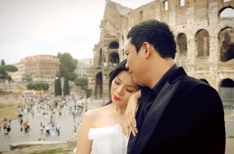 Không chỉ vậy, Lệ Quyên còn khiến fan ngưỡng mộ khi thường xuyên được chồng đưa đi du lịch. Tháng trước, 2 vợ chồng cô, cùng vợ chồng người bạn thân là ca sĩ Hồ Ngọc Hà - Cường đô-la đã có chuyến di lịch dài ngày tại một số nước châu Âu.