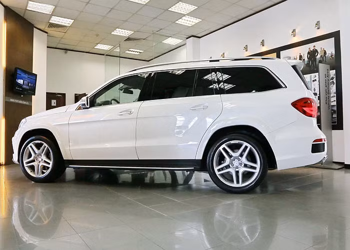 Đây là chiếc xe sang thứ 3 trong garage nhà cô. 2 chiếc khác là Mercedes-Benz C200 và S550 với tổng trị giá ngót nghét cả chục ti đồng.