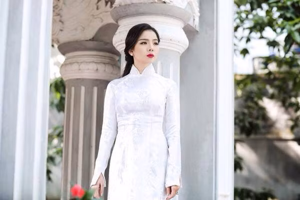 Thế nhưng, từ khi lên xe hoa cùng Đức Huy – ông chủ của phòng trà Không Tên, một đại gia có tiếng ở Sài Gòn - vào cuối năm 2011, người hâm mộ đã thấy Lệ Quyên từng bước lột xác ngoạn mục. Tạm rời showbiz 7 tháng để sinh con, ngày trở lại Lệ Quyên đã làm khán giả không nhận ra mình.