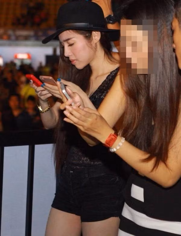 Để lên chức mẹ, cựu hot girl phải cố gắng suốt một năm. Sau khi sinh cô nhanh chóng lấy lại được thân hình như thời con gái. Lần gần đây nhất, Elly Trần bị bắt gặp ở nơi công cộng là sau sự kiện Hardwell với vóc dáng mảnh mai.