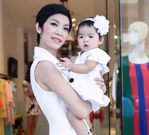 Lúc này, mọi con mắt đổ dồn về cha của đứa bé trong bụng Xuân Lan nhưng không được cô tiết lộ. Đầu tháng 11, giám khảo VN's Next Top Model hạ sinh cô con gái và đặt tên gọi ở nhà là Thỏ.