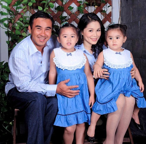 Quyền Linh luôn rèn hai con theo thói quen sống cuộc sống bình dị chứ không phải thừa hưởng những gì giàu sang để rồi sinh ra tính ỷ lại, dựa dẫm. Khi đưa đón con đi học, anh chở con đi bằng xe máy, cho con ăn tất cả các món từ thịt đến đậu hũ, rau luộc thậm chí là… mì gói. Khi đi ghi hình các chương trình từ thiện, nếu có cơ hội, Quyền Linh đều đưa các con đến xem vì anh muốn các con cảm nhận được rằng, tuổi thơ của các con đã quá đầy đủ, ngoài xã hội còn có nhiều hoàn cảnh còn thiếu thốn hơn.