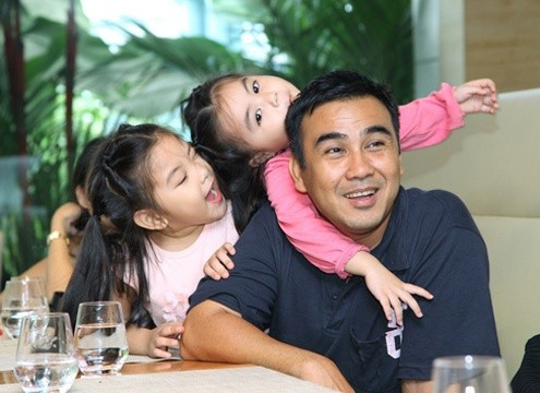 Với những trải nghiệm cuộc sống đã có, Quyền Linh muốn hai con gái của mình phải sống bình dị và tự lập. Anh đặt tên con là Lọ Lem và Hạt Dẻ để gửi gắm mong mỏi: dù ở tận cùng của sự khó khăn nghèo khổ, các con vẫn vươn lên như những nàng công chúa kia.