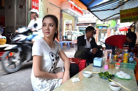 Ra Hà Nội, Lý Nhã Kỳ cũng rất thích đi ăn các món bình dân vỉa hè. Cách ăn mặc của cô đơn giản, không gây chú ý.