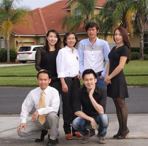 Hình ảnh hiếm hoi Hoài Linh chụp chung với gia đình ở Mỹ. “Tôi bước lên xế hộp hay có người trợ lý kè kè bên cạnh ư? Nó không có hợp với tôi, vì như thế phải hoành tráng, đạo mạo, kiểu nhà quê thứ thiệt như tôi không dám liều” - danh hài chia sẻ về cách sống bình dân của mình.