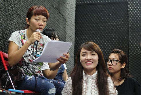 Cùng có mặt trong buổi tập với diva Hà Trần còn có quán quân của Vietnam Idol 2014 - Nhật Thủy và nữ ca sỹ Mint của nhóm St 319.