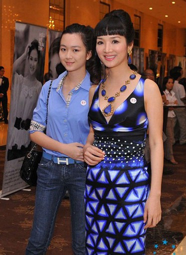 Anh Sa - con gái Giáng My: Bê Bê là nickname đáng yêu của Anh Sa, con “gái rượu” của Hoa hậu đền Hùng Giáng My. Thừa hưởng khiếu âm nhạc từ mẹ nên Anh Sa có thể chơi piano rất tốt và hát khá hay. Tuy nhiên, cô nàng 9x này không dấn thân vào nghệ thuật mà học về kinh tế. Hiện tại, Anh Sa vẫn đang du học bên Mỹ, chỉ về Việt Nam thăm gia đình nhân dịp nghỉ hè.