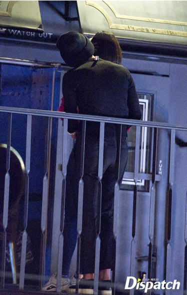 G-Dragon và Kiko ôm hôn nhau thắm thiết.