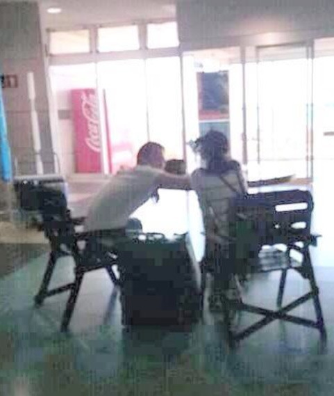 Hai ngôi sao bị bắt gặp ở sân bay để cùng đi chơi Nhật Bản.