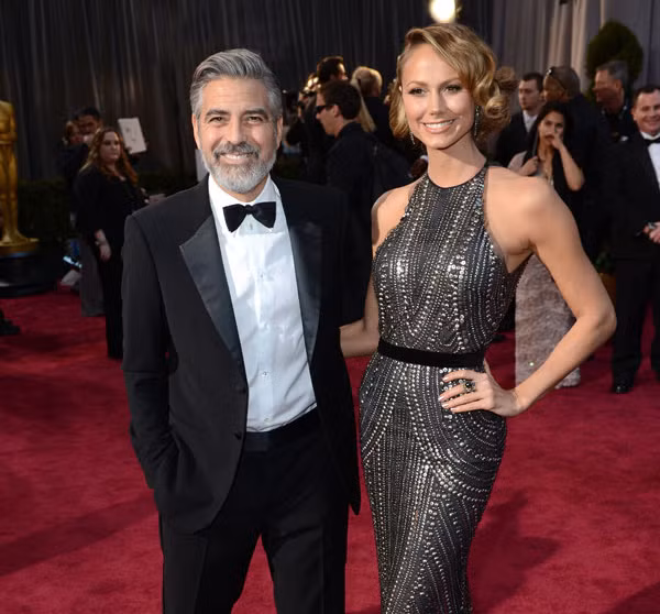 Nữ cựu đô vật Stacy Keibler từng có thời mặn nồng với nam diễn viên 53 tuổi từ năm 2011 đến 2013.