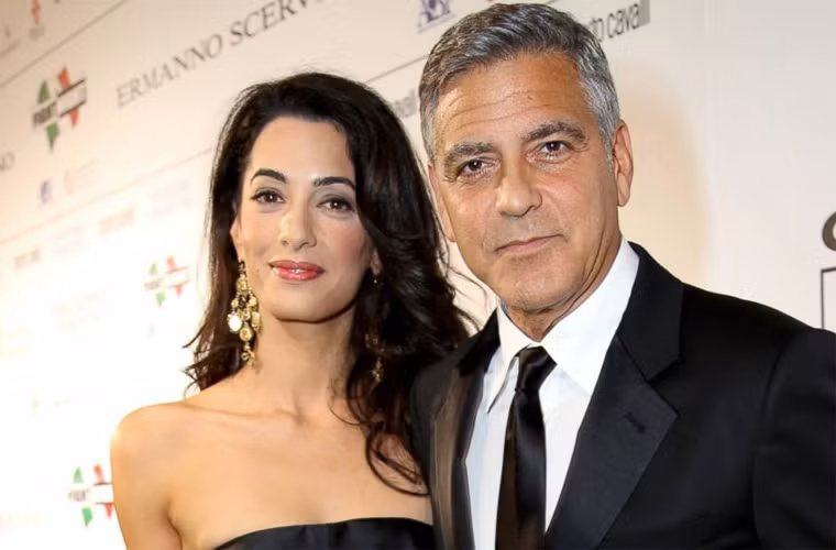 Nữ luật sư 36 tuổi Amal Alamuddin là mỹ nhân đã "bắt" được anh chàng chỉ thích yêu không thích cưới Clooney chui đầu vào rọ trong một đám cưới hành tráng hôm 27/9 ở Venice, Italy, sau một năm hẹn hò.