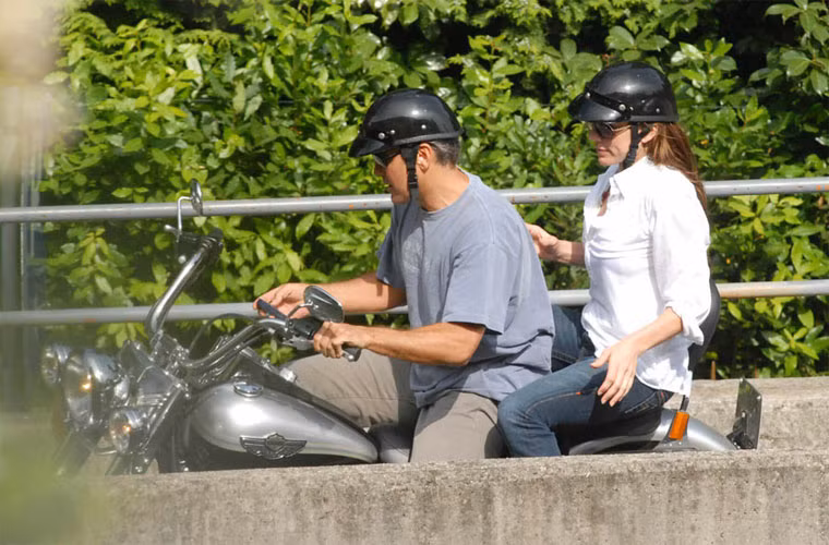 Nữ diễn viên người Mỹ Krista Allen cũng có mối tình lúc yêu lúc bỏ với Clooney vào năm 2002 và 2006.