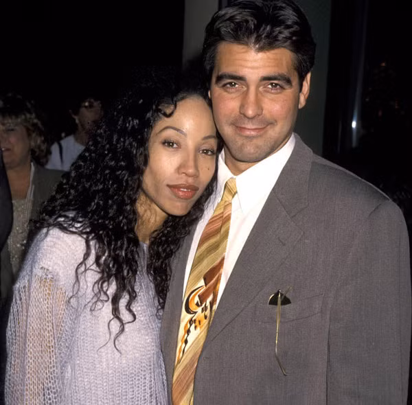 Rất nhiều tin đồn cho rằng Clooney đã gửi lời chia tay nữ diễn viên Kimberly Russell sau khi hẹn hò vài tháng vào năm 1995, qua thư.