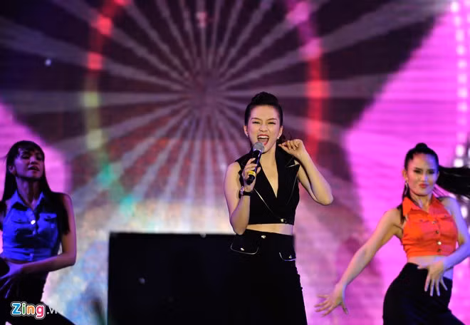 Đinh Hương cũng khoe giọng ca đầy nội lực với "Beautifil my life" , "Sống là nhiều hơn thế".