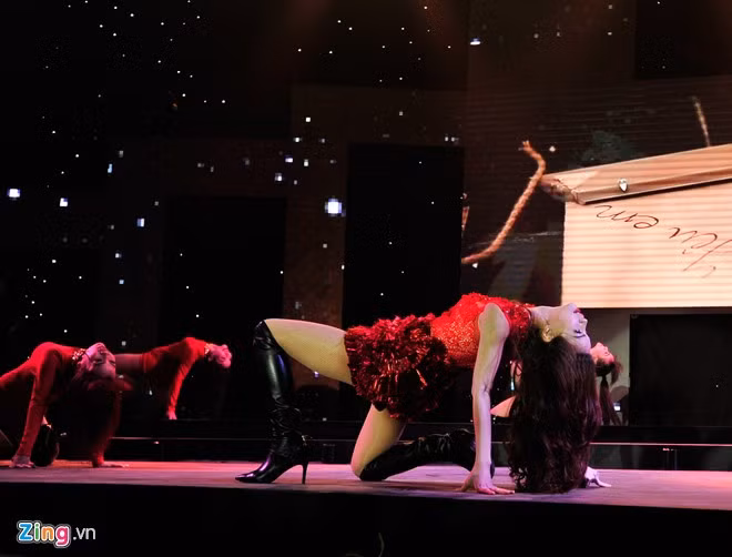 Trong phần "Vũ điệu sôi động", khán giả tiếp tục được chứng kiến một Hồ Ngọc Hà đầy nội lực trong giọng hát cùng với sự kết hợp vũ đạo nhuần nhuyễn, chuẩn xác và đầy hấp dẫn.