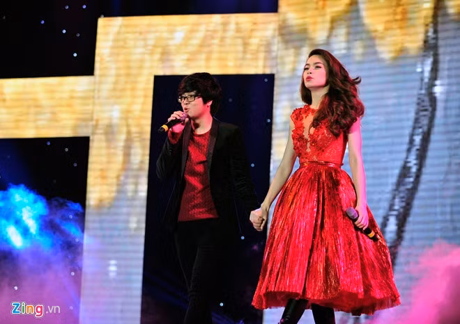 Trước khi bước vào phần cuối của chương trình, Hà Hồ có phần song ca "kiểm tra bài" học trò Bùi Anh Tuấn với ca khúc "Dù tình phôi pha". Nhân vật chính của đêm diễn chia sẻ, chủ nhân bản hit "Nỗi nhớ vô hình" là giọng ca cô rất tâm đắc khi lôi kéo được về đội của mình. Vị giám khảo xinh đẹp cũng không quên tái hiện chiêu độc giúp cô dụ được hoàng tử Bùi Anh Tuấn khi biến những thân hình mảnh mai trở nên quyến rũ trên sân khấu.