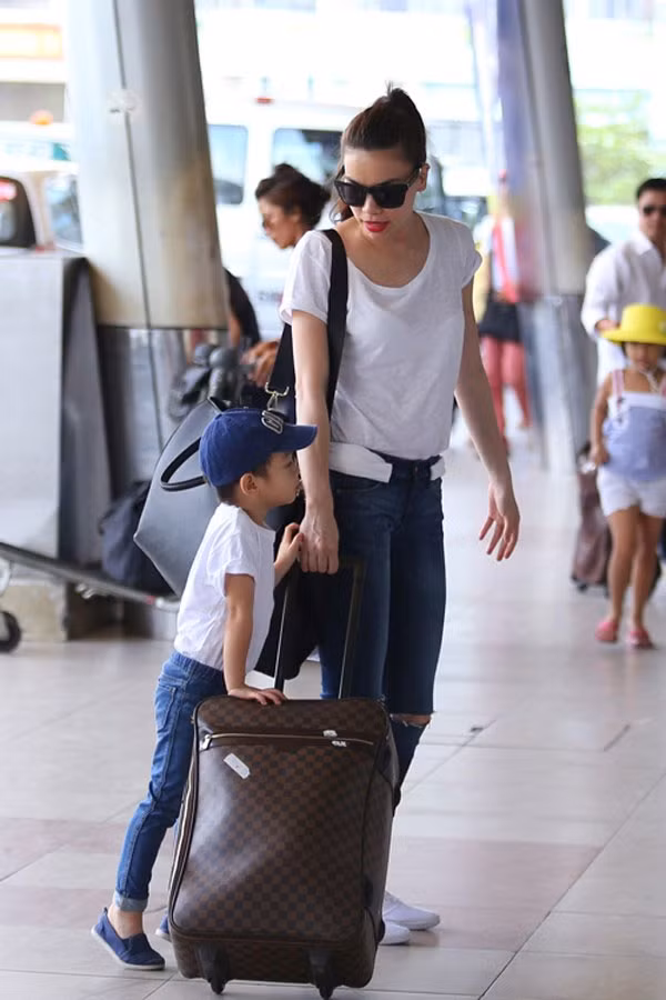 Thời gian sau này Hà Hồ thường lưu diễn cùng con trai.