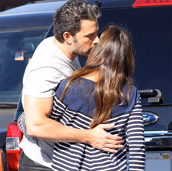 Nam diễn viên 42 tuổi dành cho vợ những cử chỉ âu yếm, nào ôm eo, khi đứng chất đồ vừa mua được lên xe ô tô.