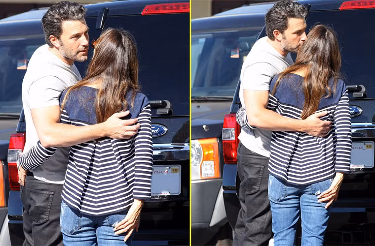 Những hành động âu yếm của ngôi sao "Gone Girl" với vợ thời gian gần đây khác hẳn với trước kia khi Ben và Jennifer là hai ngôi sao hiếm khi công khai tình tứ chốn công cộng.