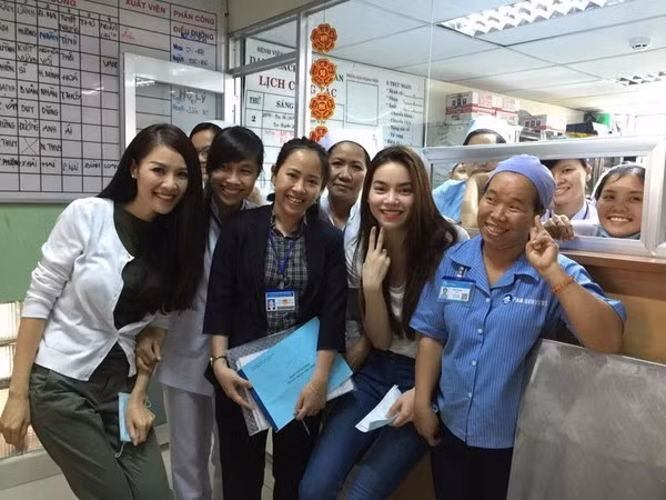 Hồ Ngọc Hà, Quế Vân thân thiện chụp ảnh với các ý tá, bác sĩ trong bệnh viện.