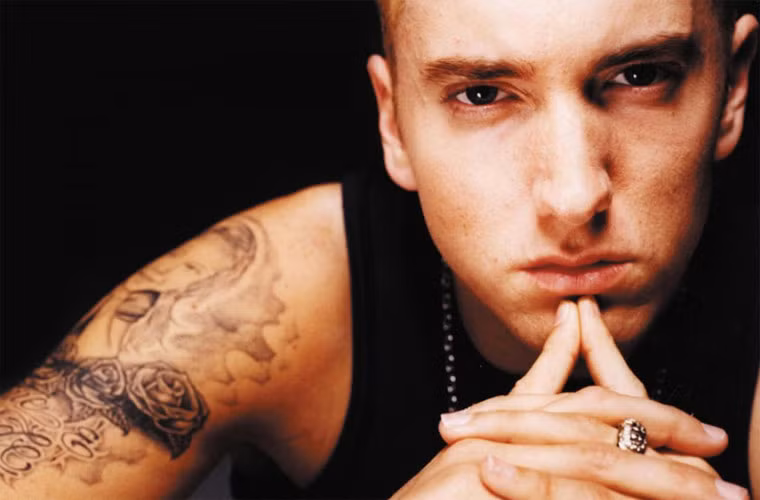 Eminem – Bài rap có nhiều từ nhất. Eminem nổi tiếng bắt đầu với single "The Real Slim Shady" năm 2000. Bài hát "Rap God" của Eminem hiện đang nắm kỷ lục là bài rap có nhiều từ nhất trong một single. Nó gồm 1560 từ và phải đọc 6 phút 4 giây mới hết bài.