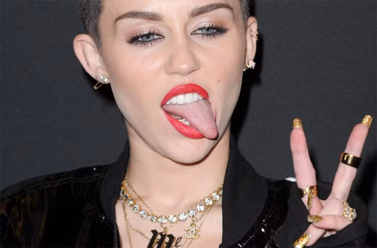 Miley Cyrus – ngôi sao pop được tìm kiếm nhiều nhất trên internet. Những màn biểu diễn sexy trên sân khấu, những MV gây tranh cãi kiểu như "Wrecking Ball", đã giúp Miley trở thành ngôi sao pop được tìm kiếm nhiều nhất trên internet.