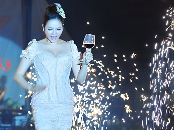 Kiều nữ đã bao trọn gói khu resort trong 4 ngày và bỏ toàn bộ tiền vé máy bay cho các khách mời đến tham gia buổi tiệc.