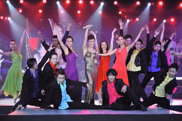 Để đón tuổi 29, Mỹ Tâm quyết định tổ chức một liveshow hoành tráng với sự góp mặt của 700 khách. Để vào liveshow, mỗi vị khách phải bỏ ra từ 2,5 đến 3,5 triệu đồng. Tuy giá vé đắt đỏ nhưng khán phòng không còn một chỗ trống.