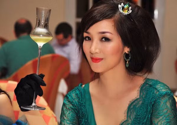 So với Đàm Vĩnh Hưng, sinh nhật Giáng My dường như tổ chức có phần im ắng hơn. Nhưng buổi tiệc được diễn ra trong một không gian sang trọng bậc nhất cùng với sự xuất hiện của 12 người bạn thân.