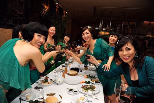 Điểm nhấn buổi tiệc là sự xuất hiện của những quý bà thành đạt trong trang phục màu xanh lá đi kèm với găng tay màu đen theo đúng ý của chủ nhân.