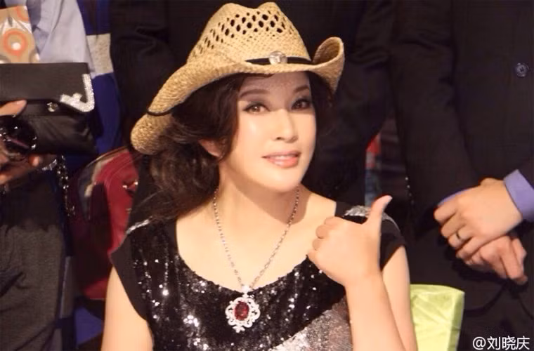 Phong cách cowboy cùng khuôn mặt được trang điểm kỹ càng giúp Hiểu Khánh như tuổi đôi mươi.