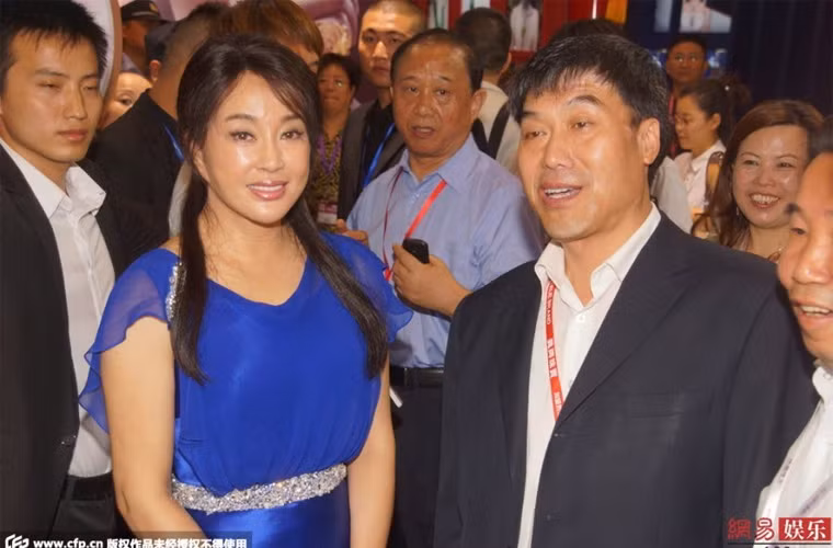 Nữ diễn viên gần 60 xuân xanh xuất hiện trong sự kiện với chiếc váy xanh, mái tóc đen xõa dài trẻ trung.