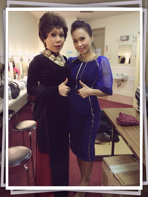 Hình ảnh vui vẻ duy nhất của Cẩm Ly và Việt Hương tại đêm diễn tối 12/10 tại Kobe vừa qua. Tiếp sau đó chỉ toàn những bức xúc và than phiền vì thái độ làm ăn tắc trách của ban tổ chức chương trình.