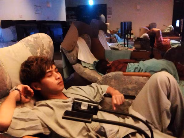 Hồ Quang Hiếu cũng post hình anh ngủ trong một phòng massage của Nhật thời gian đó.