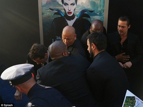 Đang tươi cười trên thảm đỏ buổi công chiếu phim mới của Angelina Jolie, "Maleficent", bỗng Brad Pitt tối tăm mặt mày khi nhận một cú đấm vào mặt từ kẻ chuyên gây rối các sự kiện, Vitalii Sediuk.